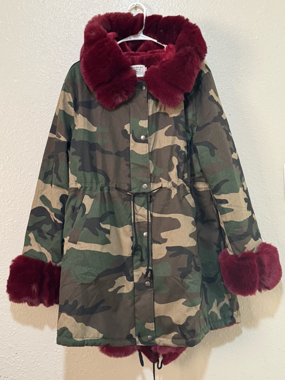 Womens Sz. Large Green Military Camo Hooded Lined Burgundy Fur Trim Parka Coat